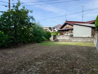 四国中央市中之庄町446-3 東側道路から見た敷地と周辺住宅の状況