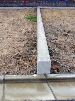 四国中央市上柏町10-9（4号地）の売土地境界｜敷地内に設置されたコンクリート境界の状況