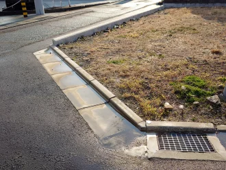 四国中央市上柏町10-9（4号地）の売土地前面側溝｜道路側L型側溝と排水桝の設置状況