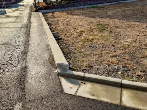 四国中央市上柏町10-9（4号地）の売土地前面道路｜側溝と道路の取り合いが分かる状況