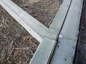 四国中央市上柏町10-9（4号地）の売土地境界｜境界コンクリートの交点と接合部の状況