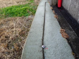 四国中央市上柏町10-9（4号地）の売土地境界｜境界鋲と隣地との位置関係が分かる状況