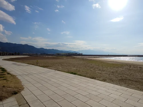 観音寺市一の宮公園 海岸と防波堤の景色