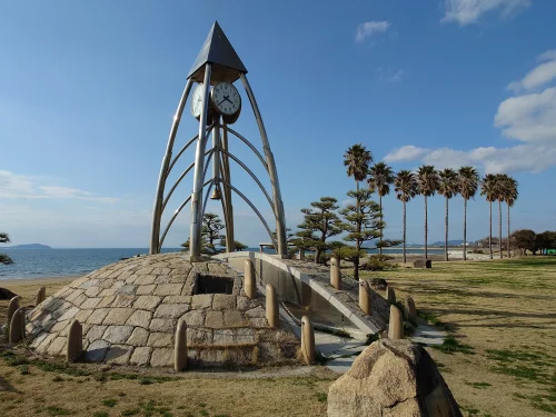 観音寺市一の宮公園の時計モニュメントと海岸風景のアイキャッチ画像 散策スポット紹介用写真