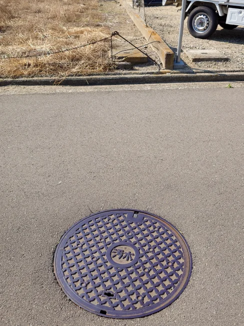 宇多津町平山2628-448 売土地｜前面道路の公共汚水桝（下水道設備）現地写真｜株式会社Land view
