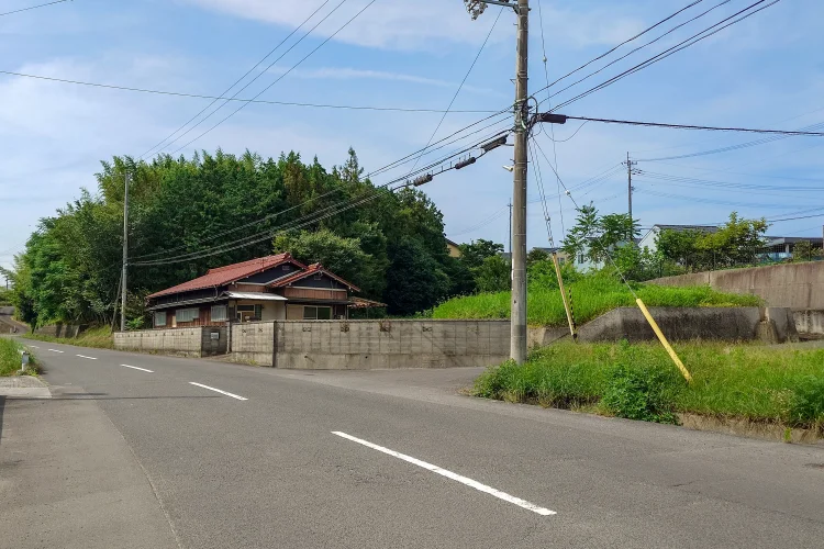 物件紹介 三豊市高瀬町佐股の売土地|約141.57坪・販売価格468万円の前面道路と現地全景を示す写真|株式会社Land view(ランドビュー)
