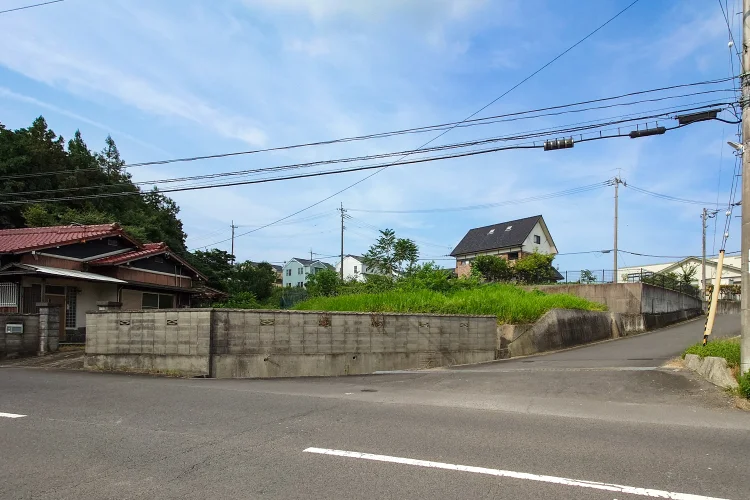 物件紹介 三豊市高瀬町佐股の売土地|約141.57坪・販売価格468万円の接道状況と敷地周辺を示す現地写真|株式会社Land view(ランドビュー)