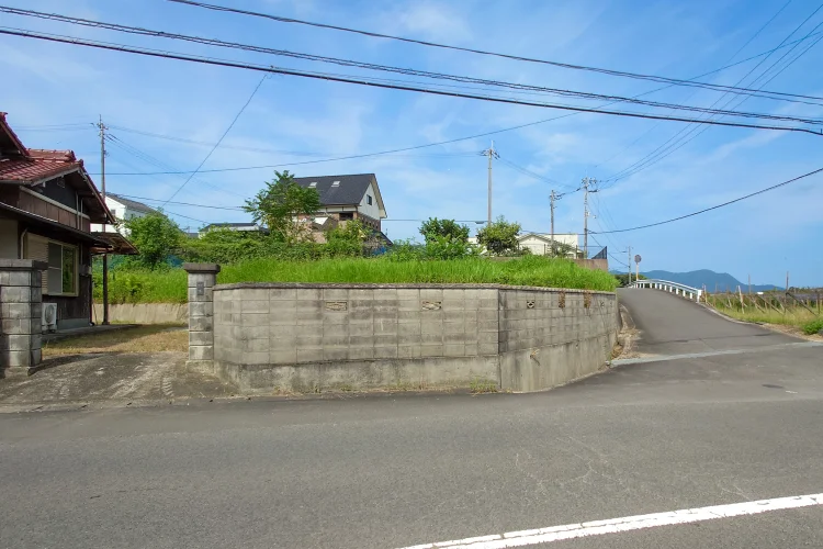 物件紹介 三豊市高瀬町佐股の売土地|約141.57坪・販売価格468万円の敷地高低差と周辺道路の状況を示す現地写真|株式会社Land view(ランドビュー)