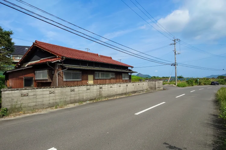 物件紹介 三豊市高瀬町佐股の売土地｜約141.57坪の前面道路と既存建物外観を示す現地写真｜株式会社Land view（ランドビュー）