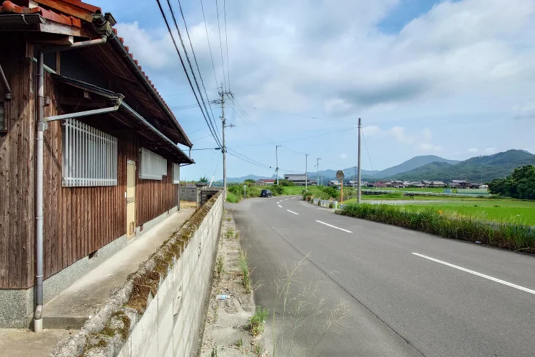物件紹介 三豊市高瀬町佐股の売土地｜約141.57坪の前面道路と田園風景を示す現地写真｜株式会社Land view（ランドビュー）