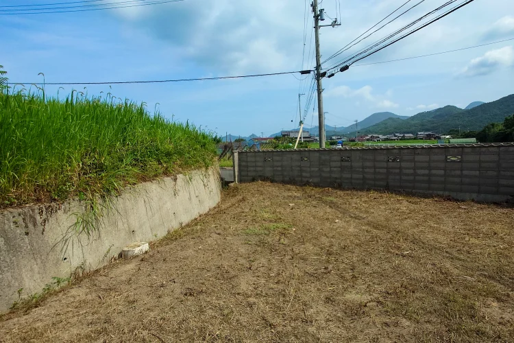 物件紹介 三豊市高瀬町佐股の売土地｜約141.57坪の敷地内と高低差・周辺景観を示す現地写真｜株式会社Land view（ランドビュー）