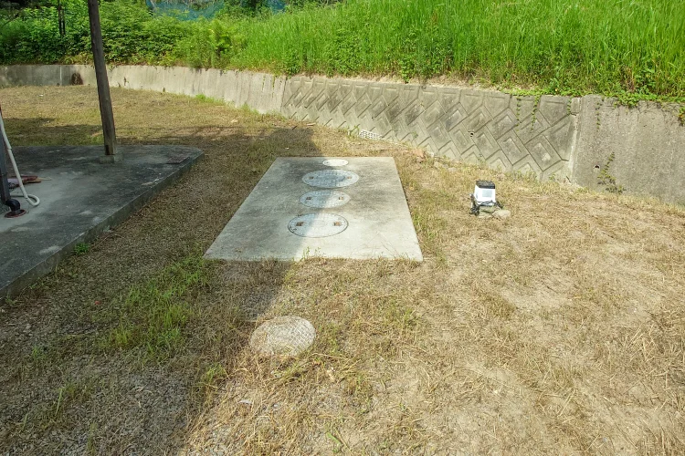 物件紹介 三豊市高瀬町佐股の売土地｜約141.57坪の敷地内にある浄化槽設備と高低差を示す現地写真｜株式会社Land view（ランドビュー）