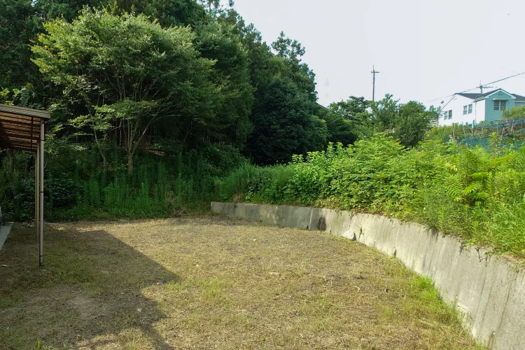 物件紹介 三豊市高瀬町佐股の売土地｜約141.57坪の敷地内と周辺の緑地・高低差を示す現地写真｜株式会社Land view（ランドビュー）