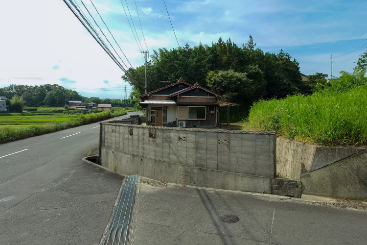 物件紹介 三豊市高瀬町佐股の売土地|約141.57坪・販売価格468万円の現地外観と接道状況を示す写真|株式会社Land view(ランドビュー)
