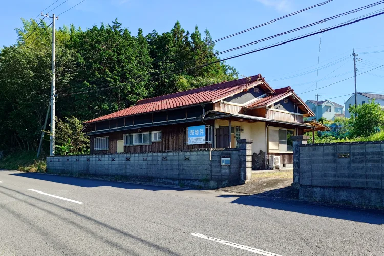 物件紹介 三豊市高瀬町佐股の売土地|約141.57坪・販売価格468万円の土地と既存建物の現地外観写真|株式会社Land view(ランドビュー)