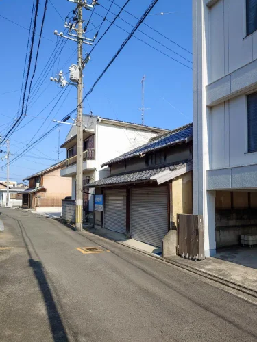 四国中央市川之江町1271 売土地 別方向から見た前面道路と周辺の街並み