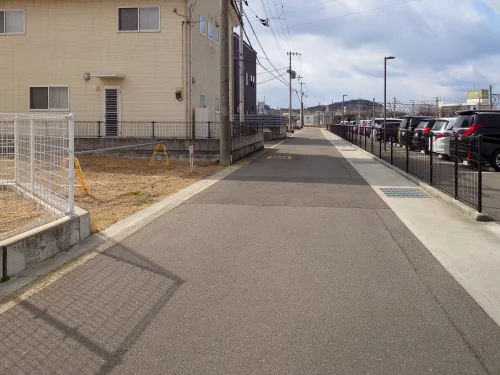 多度津町幸町分譲地 分譲地内の道路と周辺住宅の状況