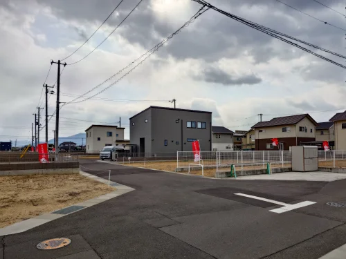 多度津町幸町分譲地 分譲地内の道路と周辺住宅の状況