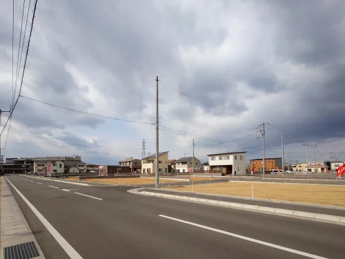 多度津町幸町分譲地 前面道路の幅員と周辺環境が確認できる様子