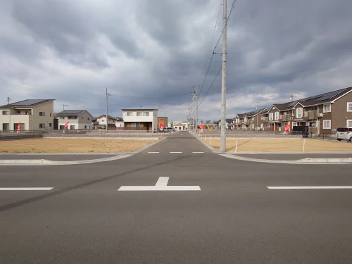 多度津町幸町分譲地 交差点から見た前面道路と分譲地周辺の状況