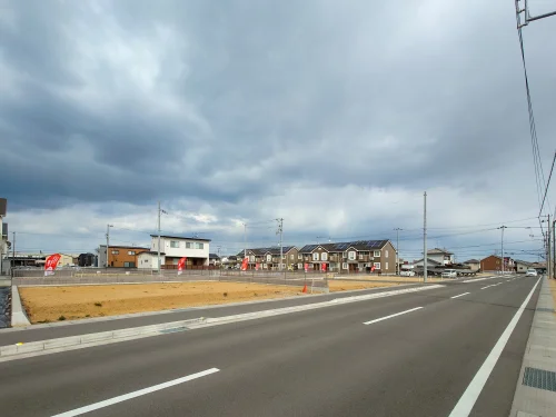 多度津町幸町分譲地 別方向から見た前面道路の様子