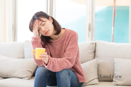 空き家や不動産の管理・相続・今後の方向性について悩む女性のイメージ写真｜四国中央市・観音寺市の空き家相談対応イメージ
