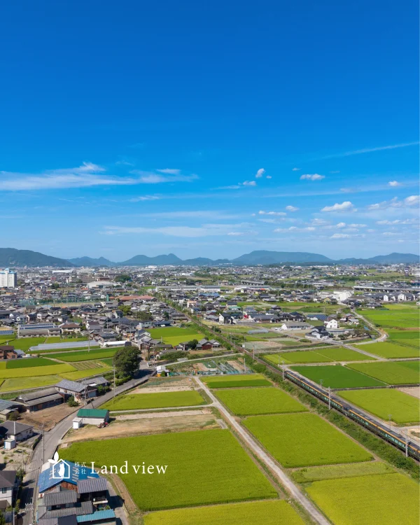 観音寺市豊浜町和田の田園風景とJR予讃線を走る特急しおかぜを上空から撮影したPhoto