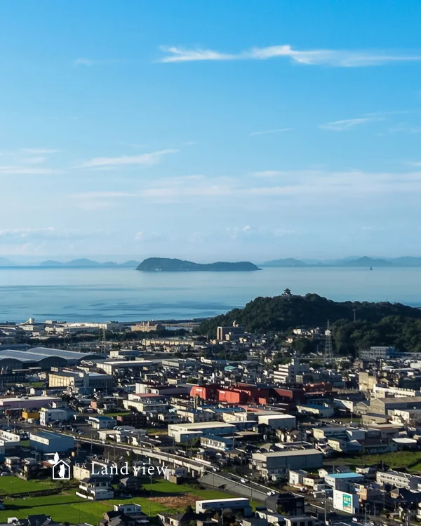 四国中央市妻鳥町から川之江城と瀬戸内海、伊吹島をドローンで上空から撮影したPhoto