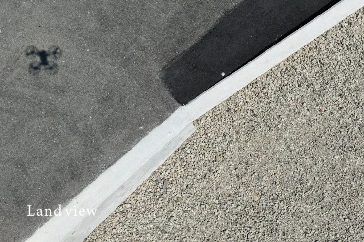 ドローン空撮サービス｜現況確認空撮・不動産空撮写真｜上空から敷地と前面道路・境界付近の状況を確認する不動産向け空撮イメージ写真｜株式会社Land view（ランドビュー）