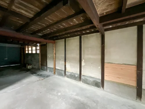 川之江町1271 建物内部の土間空間と柱梁の状況