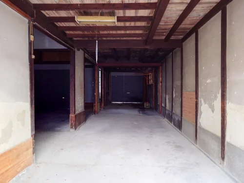 川之江町1271 建物内部の通路状況と奥行きのある空間