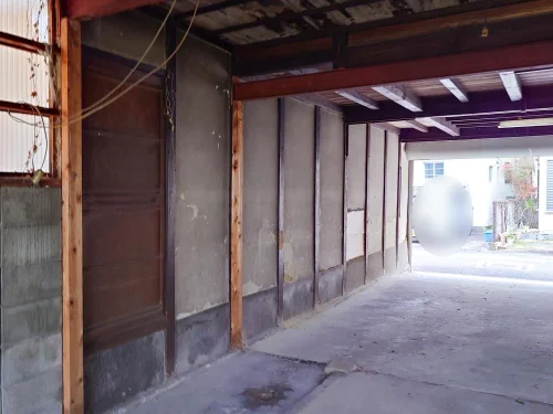 川之江町1271 建物内部の出入口方向から見た通路の様子