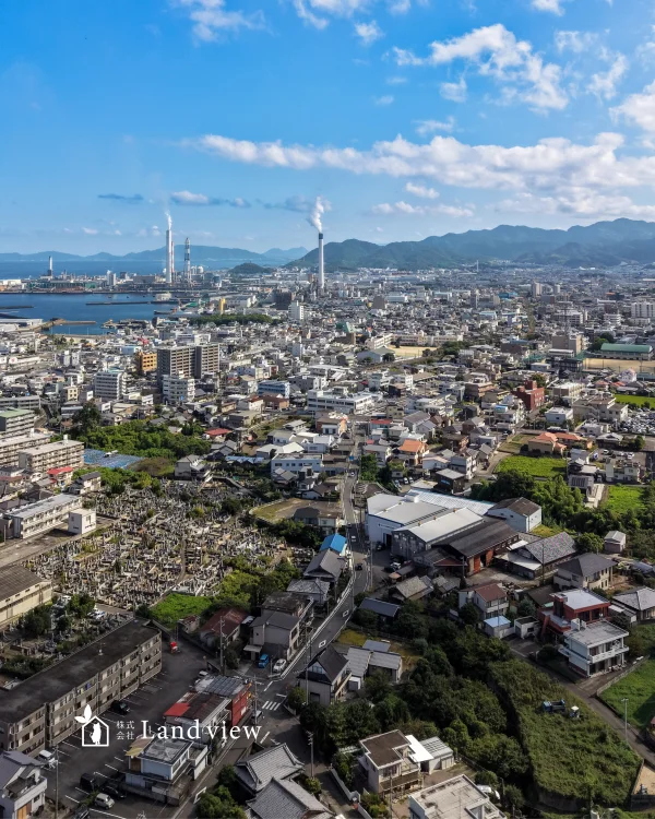 四国中央市中曽根町の町並みと愛媛県道124号線、遠くの山並みをドローンで上空から撮影したPhoto