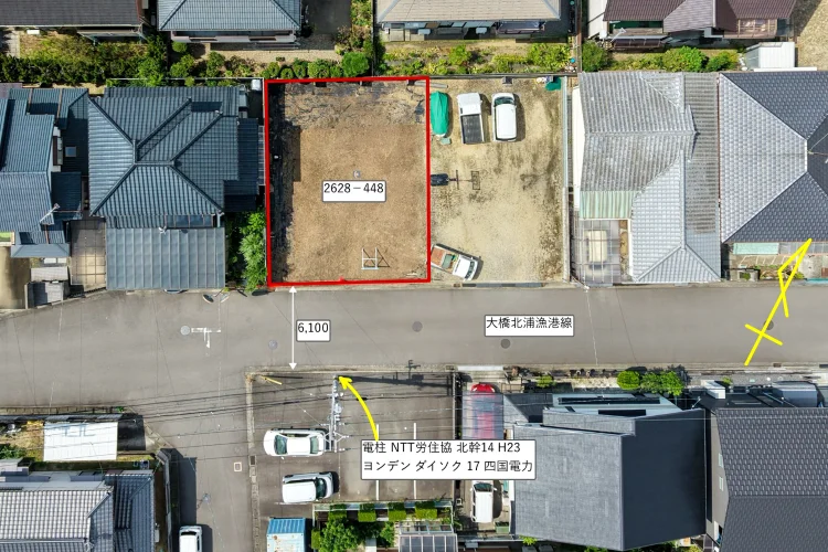 HP物件情報 宇多津町平山の売土地｜約48坪・販売価格480万円の整形平坦地を上空から示した区画・前面道路・進入方向の空撮写真｜株式会社Land view（ランドビュー）