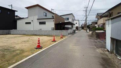 松山市保免西三丁目677番7の売土地 前面道路と周辺住宅街の様子 Land view物件情報掲載用写真