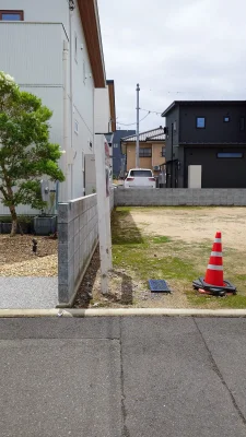松山市保免西三丁目677番7の売土地 現地敷地と隣地境界付近の状況 Land view物件情報掲載用写真