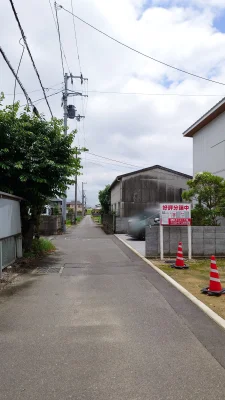 松山市保免西三丁目677番7の売土地 前面道路から現地周辺を望む住宅街の様子 Land view物件情報掲載用写真