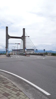 松山市市坪西町の松山中央公園入口付近の橋と交差点の風景 周辺散策スポット写真