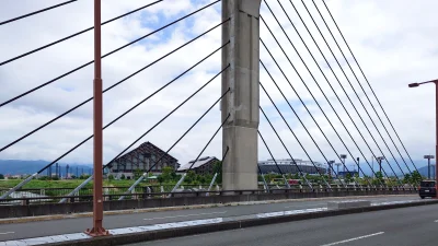 松山市市坪西町の松山中央公園周辺 橋から見える坊っちゃんスタジアム方面の風景 周辺散策スポット写真