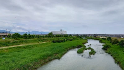 松山市市坪西町周辺 重信川沿いの河川風景と散策路の様子 周辺散策スポット写真