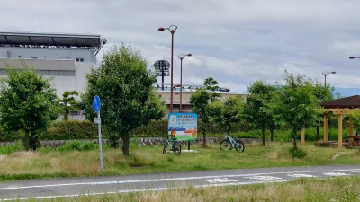 松山市市坪西町の松山中央公園周辺 サイクリングロードと公園施設の風景 周辺散策スポット写真