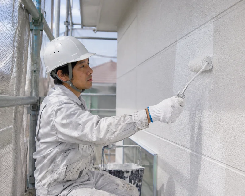 外壁を塗装する作業スタッフのイメージ